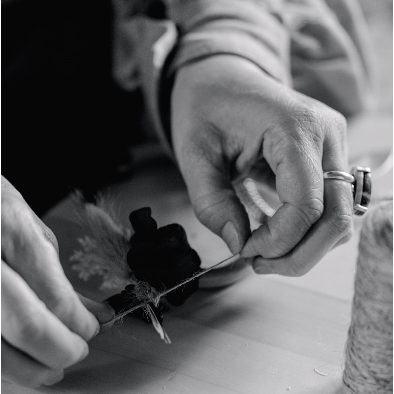 création artisanale de boutonnière mariage en fleurs séchées