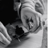 création artisanale de boutonnière mariage en fleurs séchées