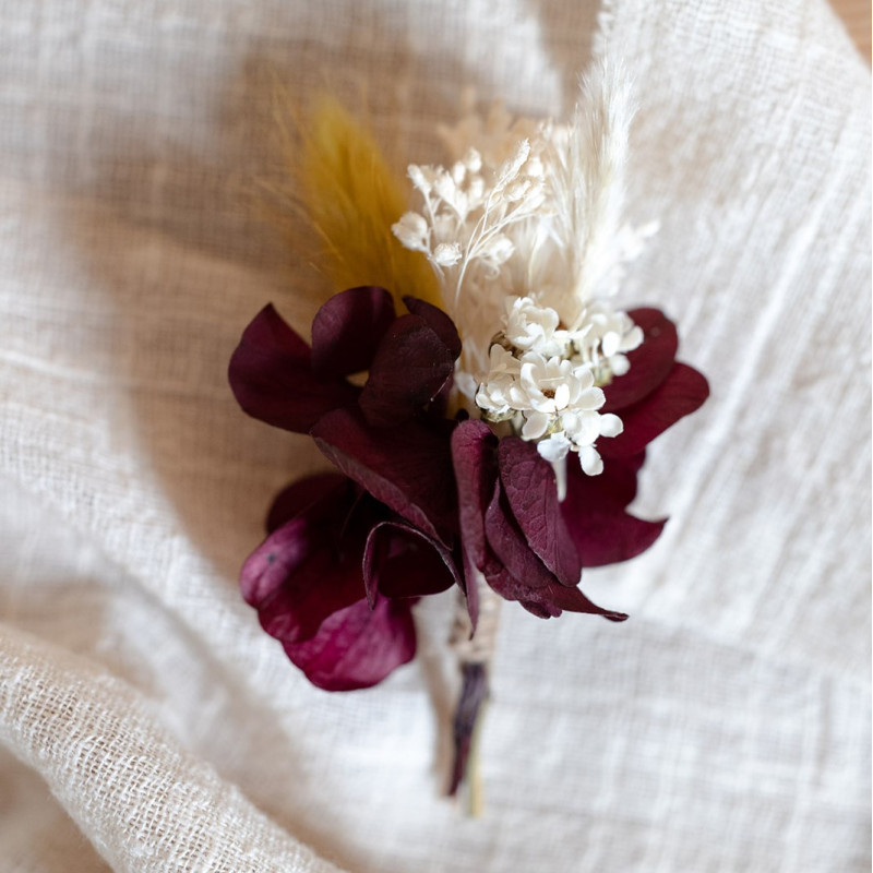 Boutonnière mariage fleurs séchées, bordeaux blanc et jaune safran