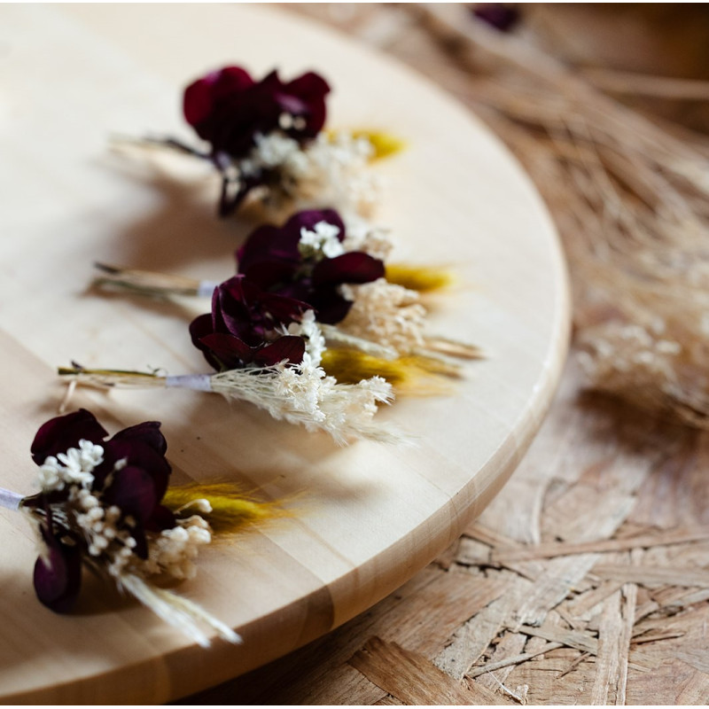 Boutonnière mariage fleurs séchées, coloris bordeaux crème et jaune