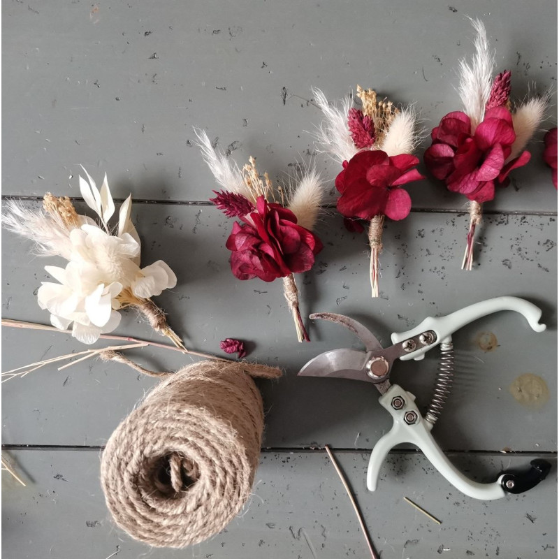 Boutonnière mariage fleurs séchées, coloris bordeaux et crème